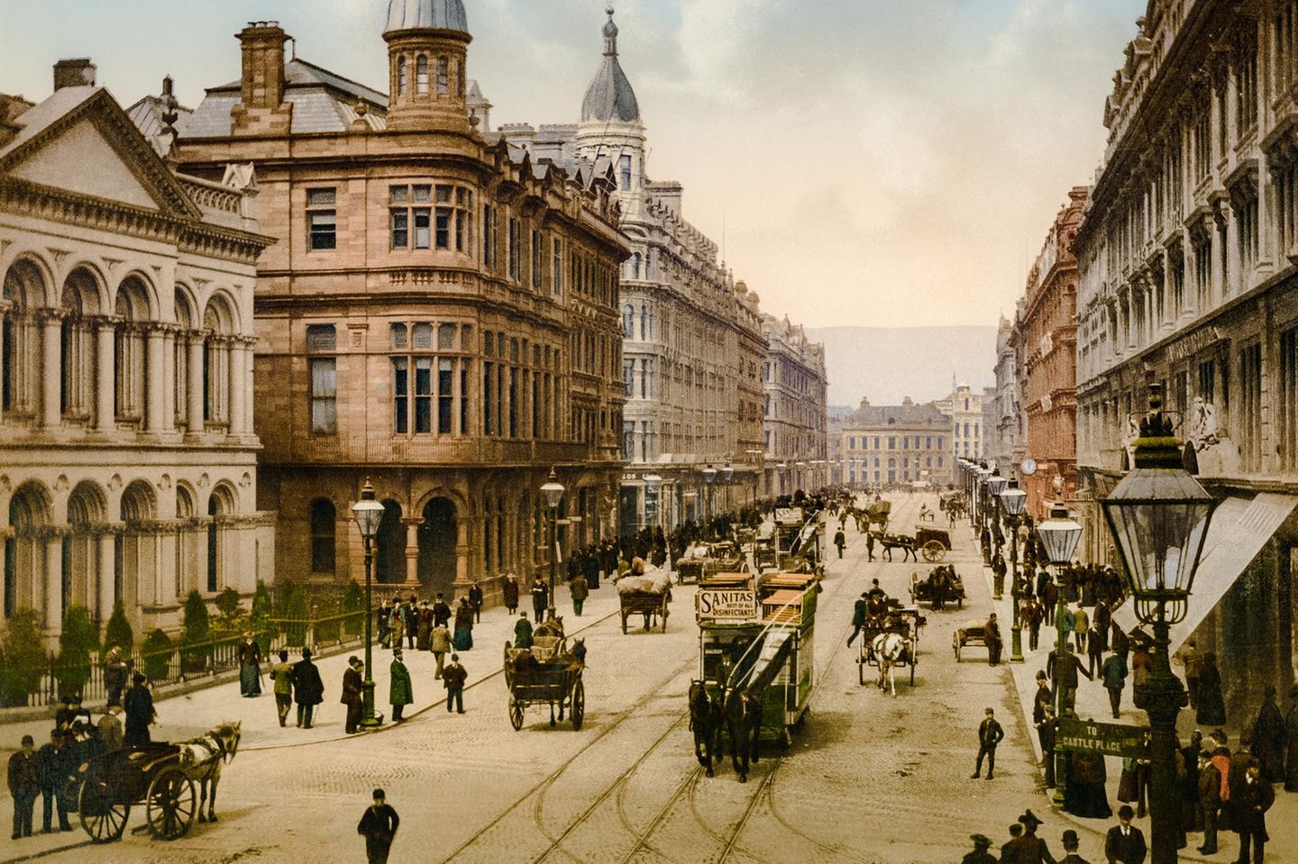 Royal Avenue in Belfast, Irland Belfast wurde Mittelpunkt der Industriellen Revolution in Irland. Als es 1888 den Status einer Stadt erhielt, kam ein Großteil seines Wohlstandes aus der Leinenproduktion, der Tabakverarbeitung und dem Schiffbau. Während die Einwohnerzahl in Irland insgesamt nach der großen Hungersnot in den 1840er-Jahren wegen der vielen Auswanderer sank, zogen zugleich viele Menschen nach Belfast, und seine Bevölkerung wuchs im späten 19. Jahrhundert stark an.