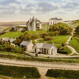 Lisdoonvarna entwickelte sich aufgrund seines heilenden Mineralwassers und der pittoresken Landschaft zum beliebten Urlaubsziel im 19. Jahrhundert. Mit der Entdeckung der Thermalquellen wuchs auch die Stadt. Zur Blütezeit reisten Tausende Gäste jährlich an, um die gesundheitsfördernden Eigenschaften des Quellwassers zu genießen, indem sie es tranken oder darin badeten. 