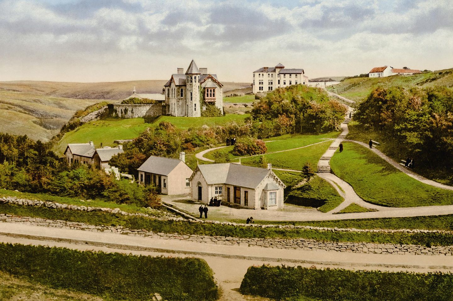Blick auf Lisdoonvarna, historische Kurstadt im County Clare, Irland Lisdoonvarna entwickelte sich aufgrund seines heilenden Mineralwassers und der pittoresken Landschaft zum beliebten Urlaubsziel im 19. Jahrhundert. Mit der Entdeckung der Thermalquellen wuchs auch die Stadt. Zur Blütezeit reisten Tausende Gäste jährlich an, um die gesundheitsfördernden Eigenschaften des Quellwassers zu genießen, indem sie es tranken oder darin badeten.