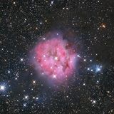 Der Kokonnebel IC 5146 befindet sich im Sternbild Schwan. Er ist rund 2500 Lichtjahre von der Erde entfernt und beheimatet den offenen Sternhaufen Collinder 470. Dieser besteht aus äußerst jungen Sternen, die nur einige hunderttausend Jahre alt sind. Sie sind es, die das Leuchten der interstellaren kosmischen Wolke verursachen. Das hier gezeigte Bild von Bruno Mattern hatte eine Gesamtaufnahmezeit von 50 Stunden.   