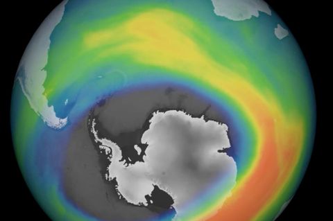Ozonloch über der Antarktis. Die Dichte der Ozonschicht ist verschiedenfarbig dargestellt