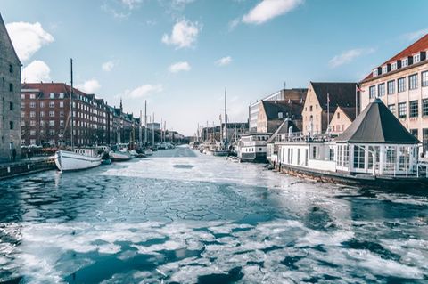 Eisiger Christianshavns Kanal in Kopenhagen