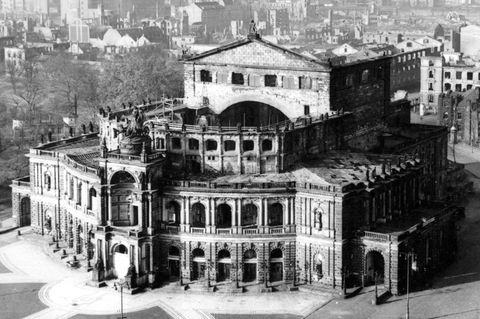 Eine Schwarz-Weiß-Fotografie der zerbombten Semperoper
