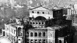 Eine Schwarz-Weiß-Fotografie der zerbombten Semperoper