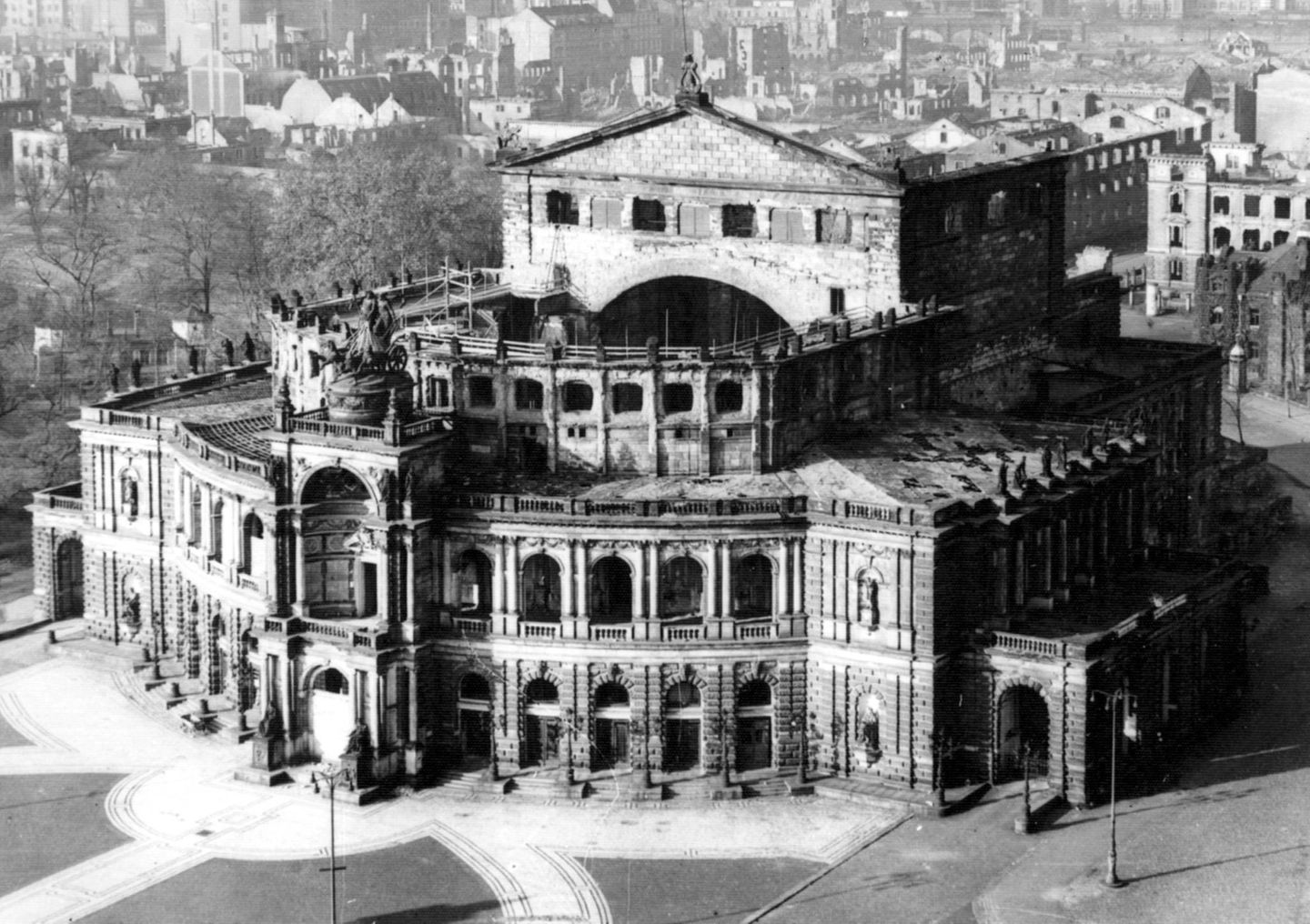 Niedergebombt zu Ruinen  Eine Schwarz-Weiß-Fotografie der zerbombten Semperoper