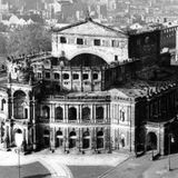 Eine Schwarz-Weiß-Fotografie der zerbombten Semperoper