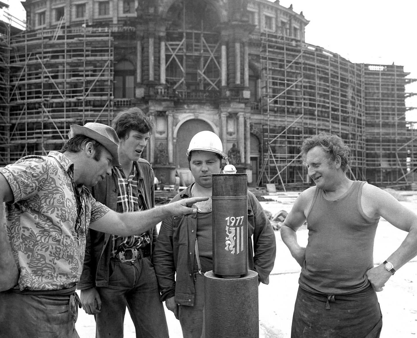 Arbeiter vor dem Grundstein der Semperoper-Restaurierung
