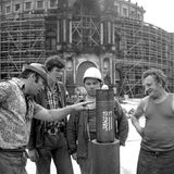 Arbeiter vor dem Grundstein der Semperoper-Restaurierung