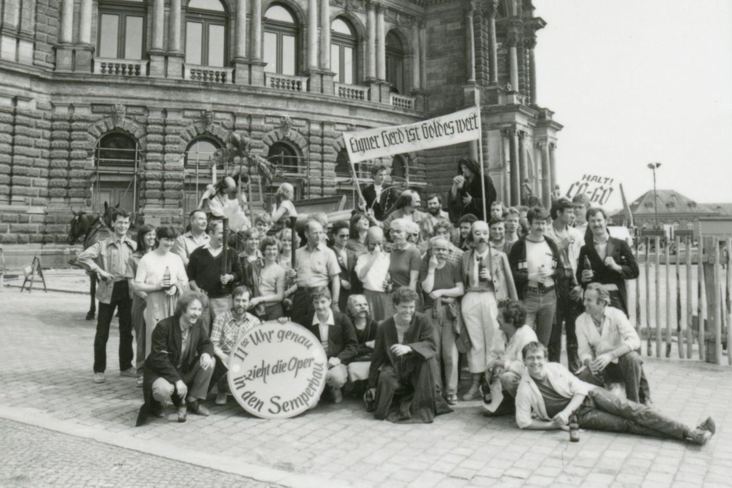 Techniker vor der Oper