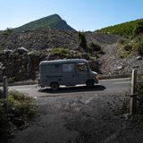 Ein Auto fährt den Berg rauf