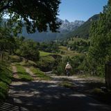 Ein Mann geht den Berg hinunter