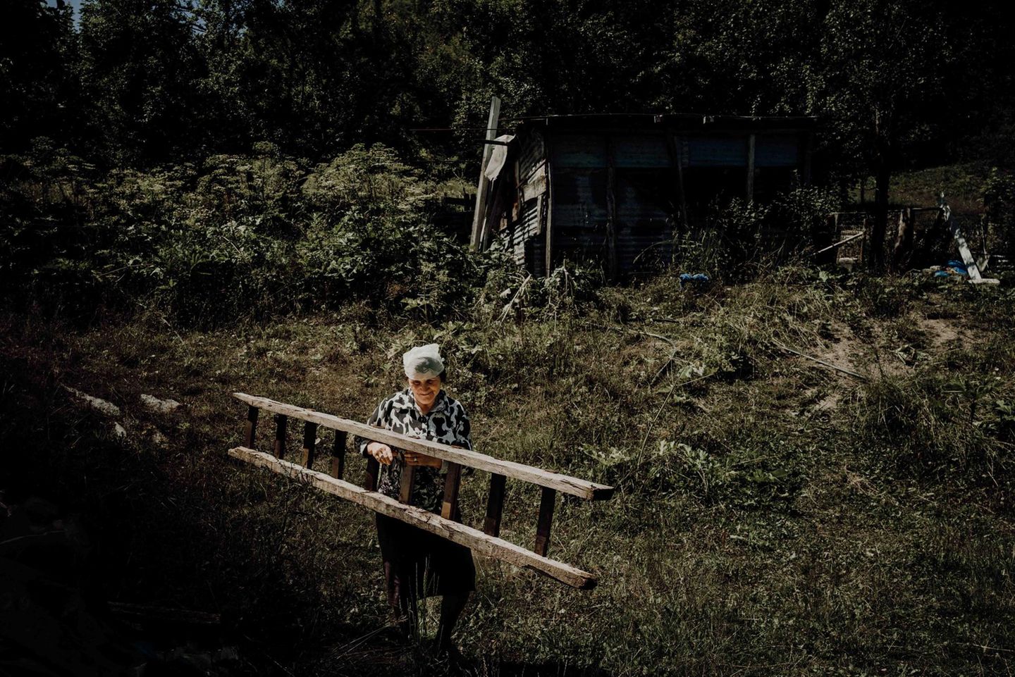 Eine Frau trägt eine Leiter