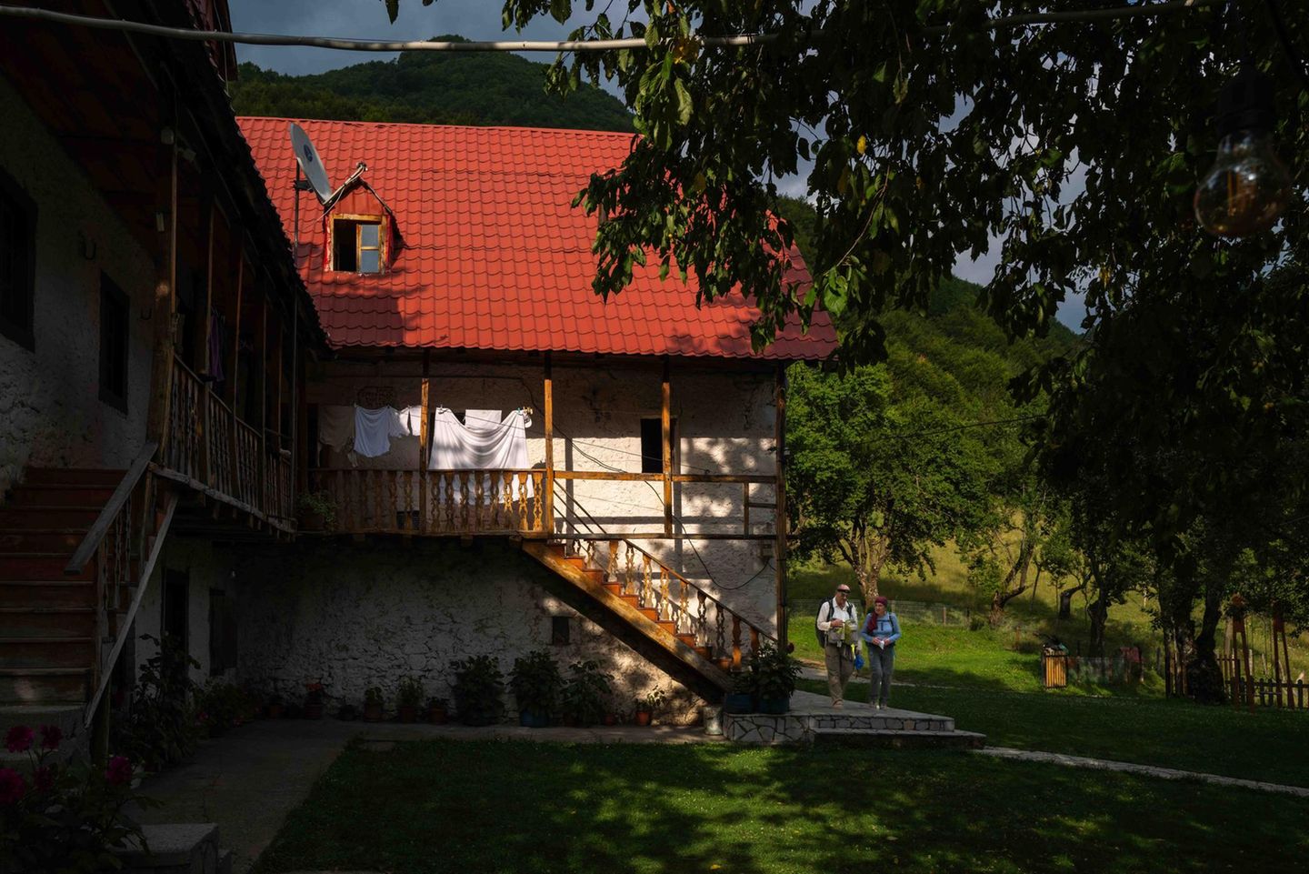 Zwei Wanderer an einem Haus