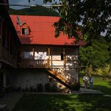 Zwei Wanderer an einem Haus