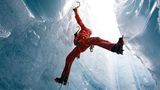 Eine Person klettert im Eis