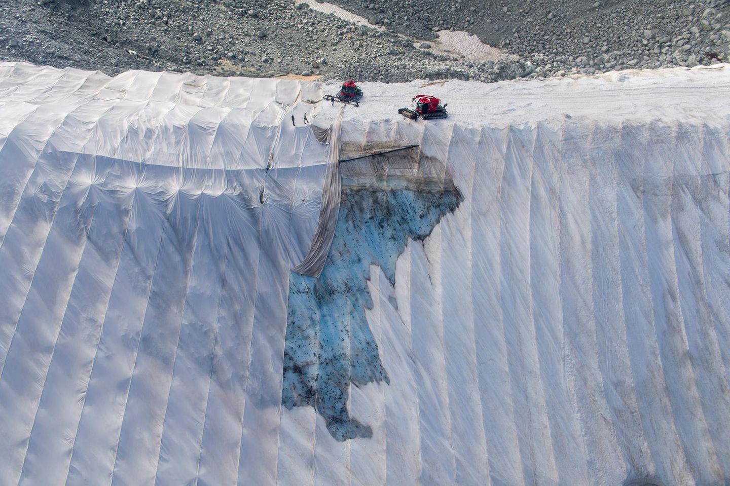 Tiefe Wunden im Eis Gletscheransicht mit Planen aus der Vogelperspektive