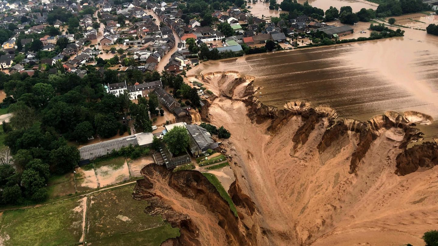 Im Juli 2021 riss Hochwasser am Ortsrand von Erftstadt-Blessem ganze Häuser in einen Abgrund