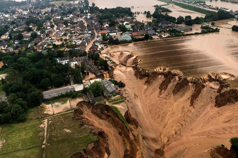 Im Juli 2021 riss Hochwasser am Ortsrand von Erftstadt-Blessem ganze Häuser in einen Abgrund
