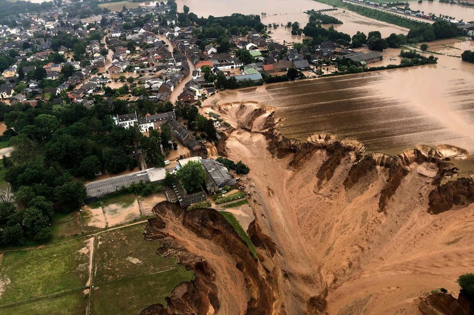 Im Juli 2021 riss Hochwasser am Ortsrand von Erftstadt-Blessem ganze Häuser in einen Abgrund 1.4597
