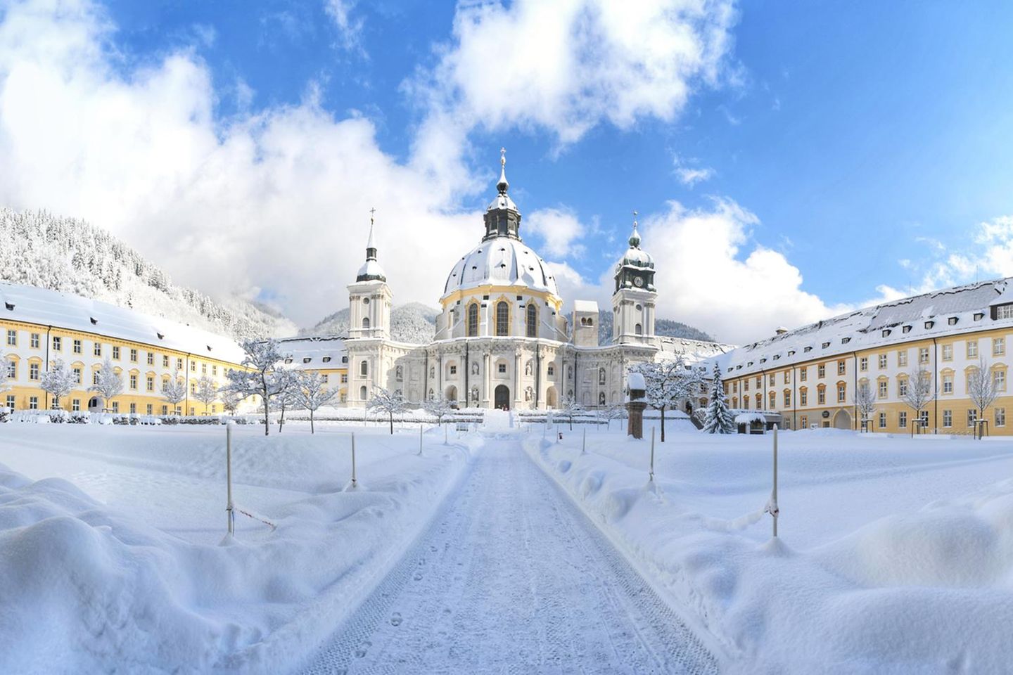 Kloster Ettal im Winter mit Schnee