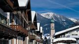 Garmisch-Partenkirchen im Winter mit schneebedeckten Dächern und Kirchturm