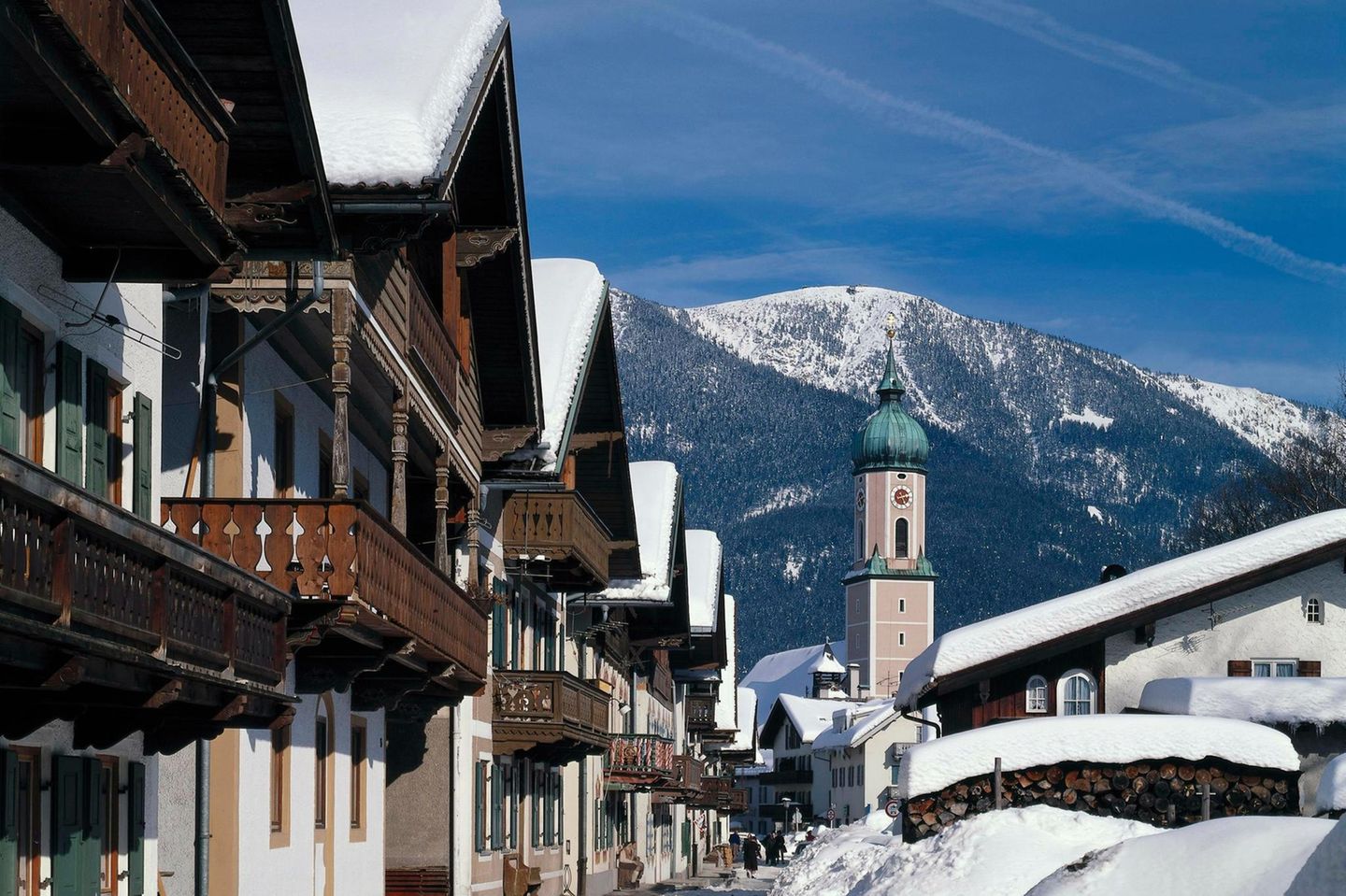 Garmisch-Partenkirchen im Winter mit schneebedeckten Dächern und Kirchturm