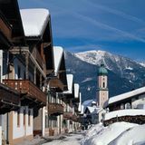 Garmisch-Partenkirchen im Winter mit schneebedeckten Dächern und Kirchturm