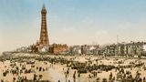 Blackpool, England In den 1780er-Jahren entwickelte sich Blackpool von einem abgelegenen Dorf zu einem stillen Badeort, der zunächst noch von wohlhabenden Kurgästen besucht wurde. Mit dem Anschluss an das Eisenbahnnetz 1846 öffnete sich Blackpool einem ganz anderen Publikum, das aus dem industriellen Kernland Lancashires kam. Drei Vergnügungspiers, elektrische Beleuchtung und der französisch inspirierte und 158 Meter große Blackpool Tower machten den Badeort zu einem attraktiven Ausflugsziel. Ab 1900 zog es vor allem die nordenglische Arbeiterklasse in die Küstenstadt.