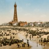 In den 1780er-Jahren entwickelte sich Blackpool von einem abgelegenen Dorf zu einem stillen Badeort, der zunächst noch von wohlhabenden Kurgästen besucht wurde. Mit dem Anschluss an das Eisenbahnnetz 1846 öffnete sich Blackpool einem ganz anderen Publikum, das aus dem industriellen Kernland Lancashires kam. Drei Vergnügungspiers, elektrische Beleuchtung und der französisch inspirierte und 158 Meter große Blackpool Tower machten den Badeort zu einem attraktiven Ausflugsziel. Ab 1900 zog es vor allem die nordenglische Arbeiterklasse in die Küstenstadt. 