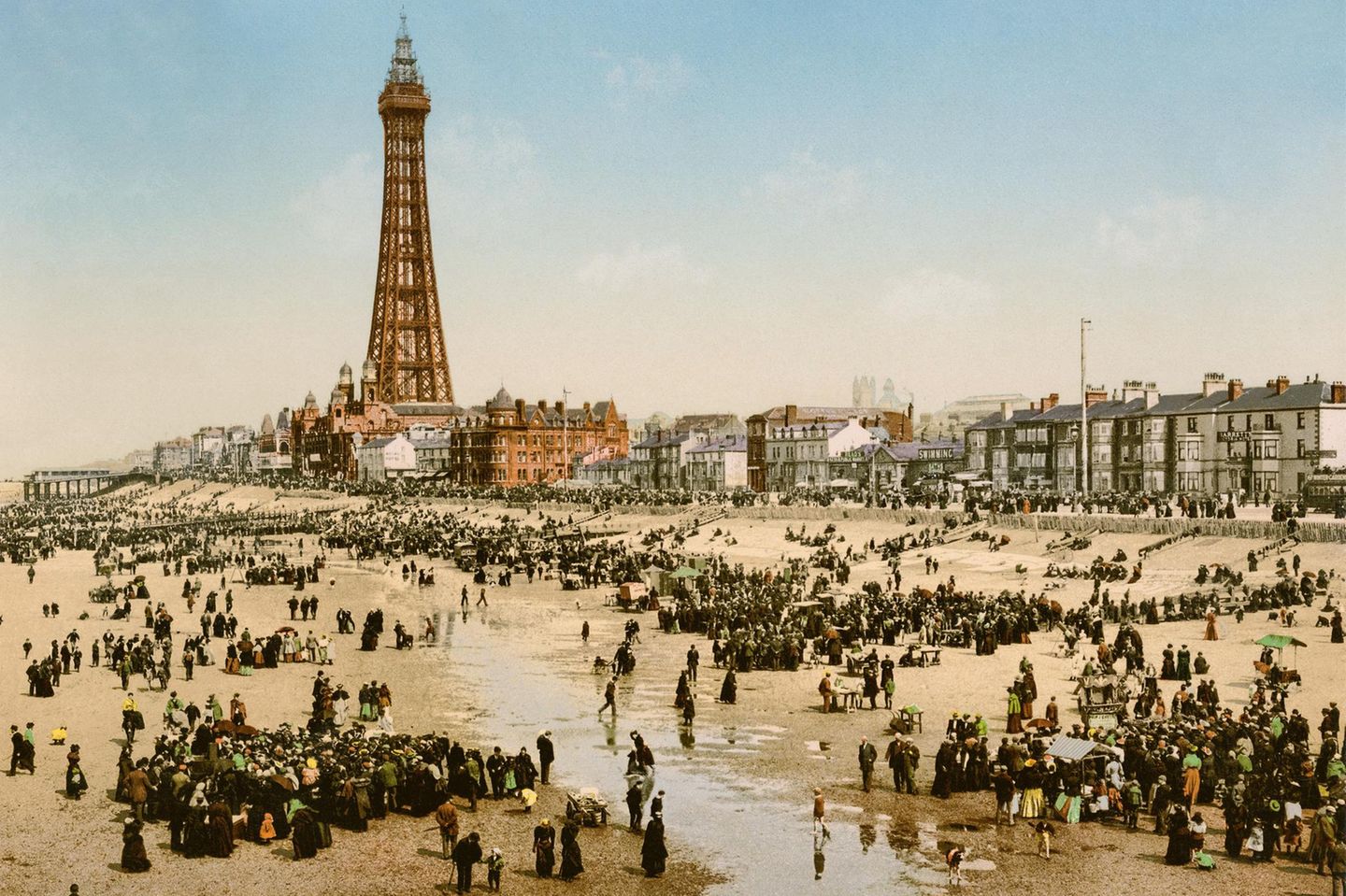 Blackpool, England In den 1780er-Jahren entwickelte sich Blackpool von einem abgelegenen Dorf zu einem stillen Badeort, der zunächst noch von wohlhabenden Kurgästen besucht wurde. Mit dem Anschluss an das Eisenbahnnetz 1846 öffnete sich Blackpool einem ganz anderen Publikum, das aus dem industriellen Kernland Lancashires kam. Drei Vergnügungspiers, elektrische Beleuchtung und der französisch inspirierte und 158 Meter große Blackpool Tower machten den Badeort zu einem attraktiven Ausflugsziel. Ab 1900 zog es vor allem die nordenglische Arbeiterklasse in die Küstenstadt.