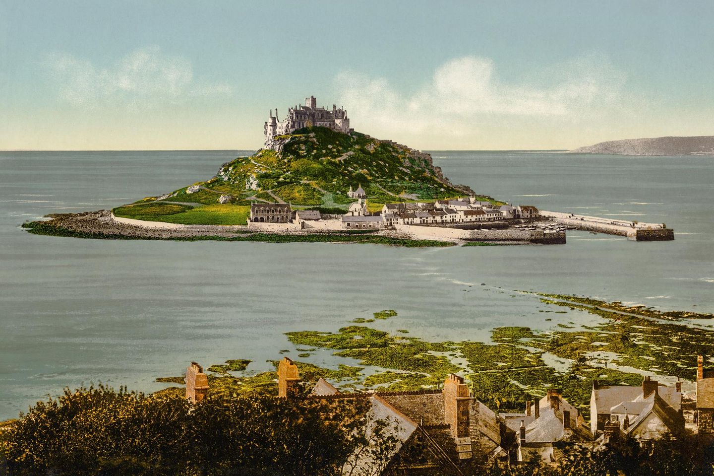 Bei Ebbe ist sie zu Fuß erreichbar, bei Flut kommt man nur per Boot auf die Gezeiteninsel Sankt Michael's Mount an der Südwestspitze Englands. Unter den englischen Grafschaften hat Cornwall die längste Küstenlinie. Begrenzt wird sie vom Ärmelkanal im Süden und dem Atlantik im Norden und Westen. Die Landschaft dort ist von zerklüfteten Klippen und der rauen See gekennzeichnet. 
