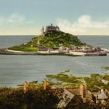 Bei Ebbe ist sie zu Fuß erreichbar, bei Flut kommt man nur per Boot auf die Gezeiteninsel Sankt Michael's Mount an der Südwestspitze Englands. Unter den englischen Grafschaften hat Cornwall die längste Küstenlinie. Begrenzt wird sie vom Ärmelkanal im Süden und dem Atlantik im Norden und Westen. Die Landschaft dort ist von zerklüfteten Klippen und der rauen See gekennzeichnet. 