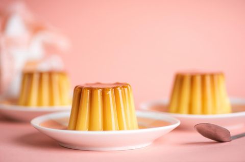 Hausgemachter Pudding weiches Vanilledessert in Tassenformform