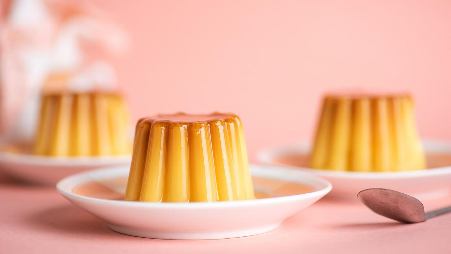 Hausgemachter Pudding weiches Vanilledessert in Tassenformform