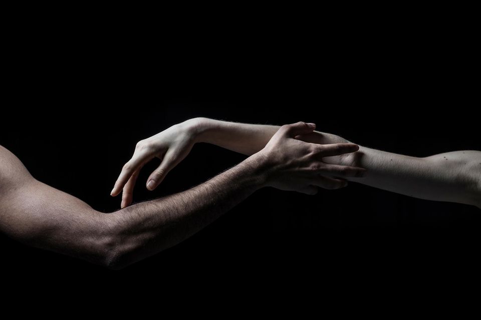 Männerhand und Frauenhand berühren sich sanft 1.4494
