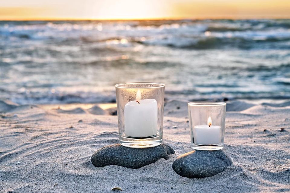 Kerzen am Strand im Sonnenuntergang 0.6665