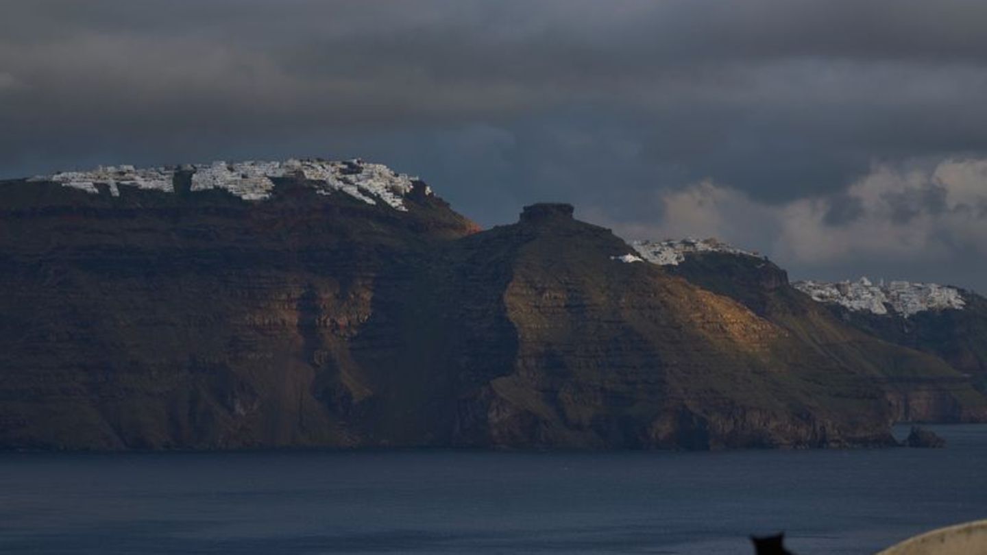 "Harmonisches Dauerbeben" nahe Santorini festgestellt Foto: Petros Giannakouris/AP/dpa