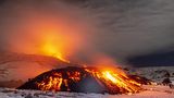Vulkan Ätna auf Sizilien bricht aus im Schnee