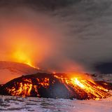 Vulkan Ätna auf Sizilien bricht aus im Schnee