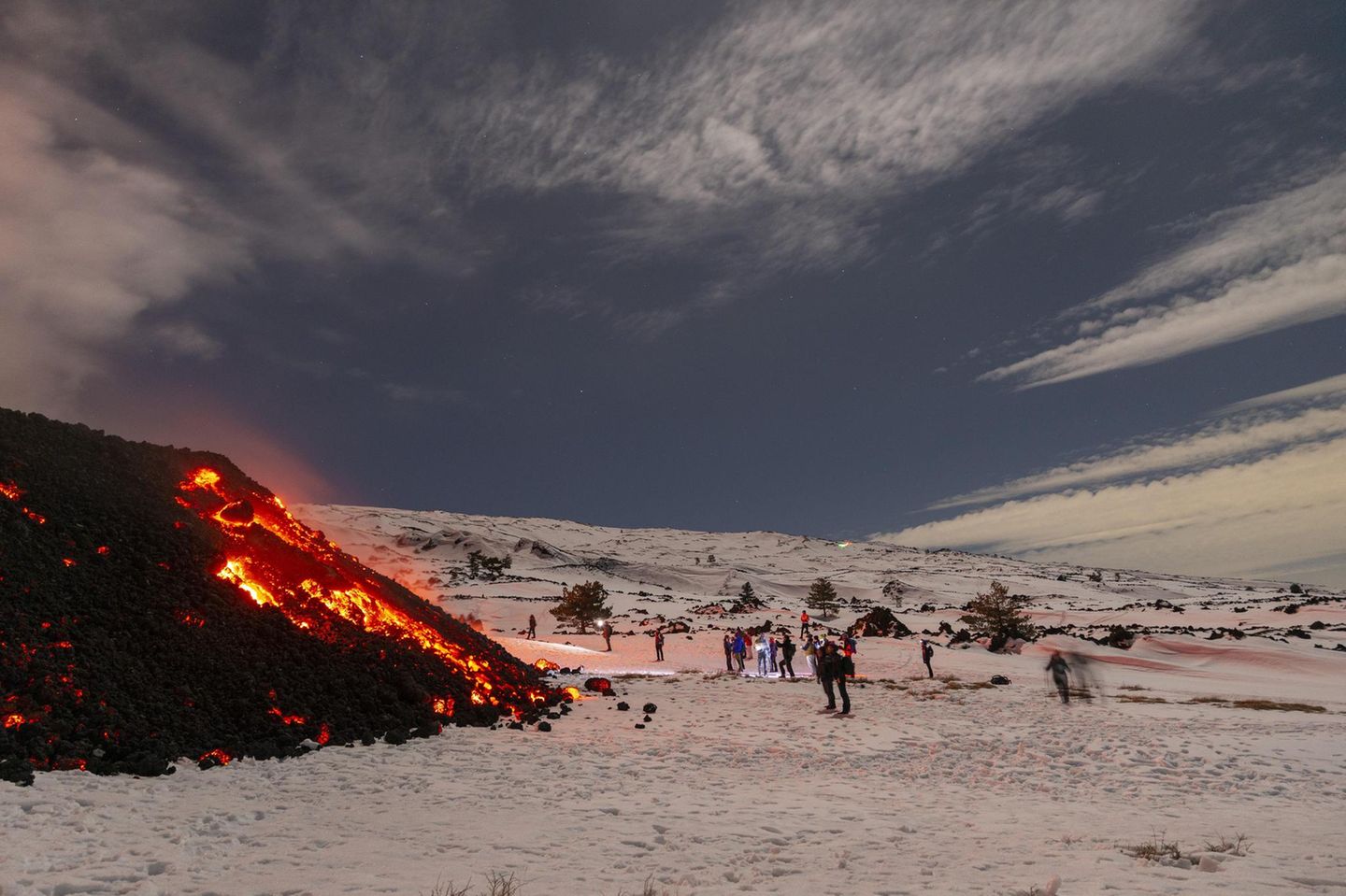 Touristen gehen Risiken ein Lava des Ätna im Schnee