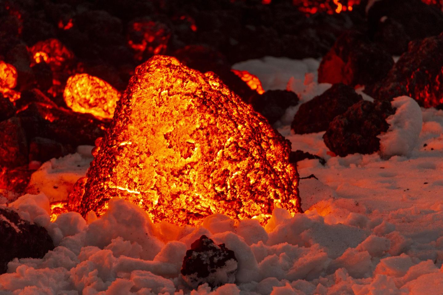 Glühende Lava im Schnee
