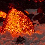 Glühende Lava im Schnee