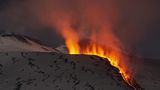 Glühender Lava-Fluss am Berg Ätna im Schnee