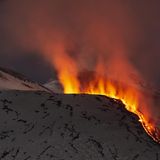 Glühender Lava-Fluss am Berg Ätna im Schnee