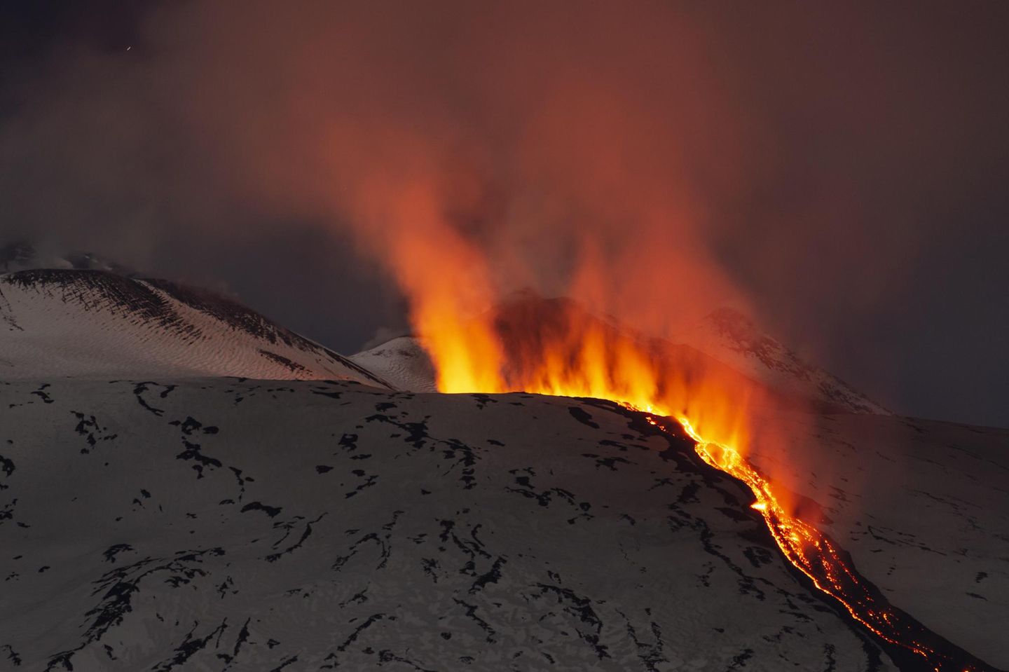 Glühender Lava-Fluss am Berg Ätna im Schnee