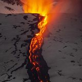 Lavafluss am Ätna im Schnee