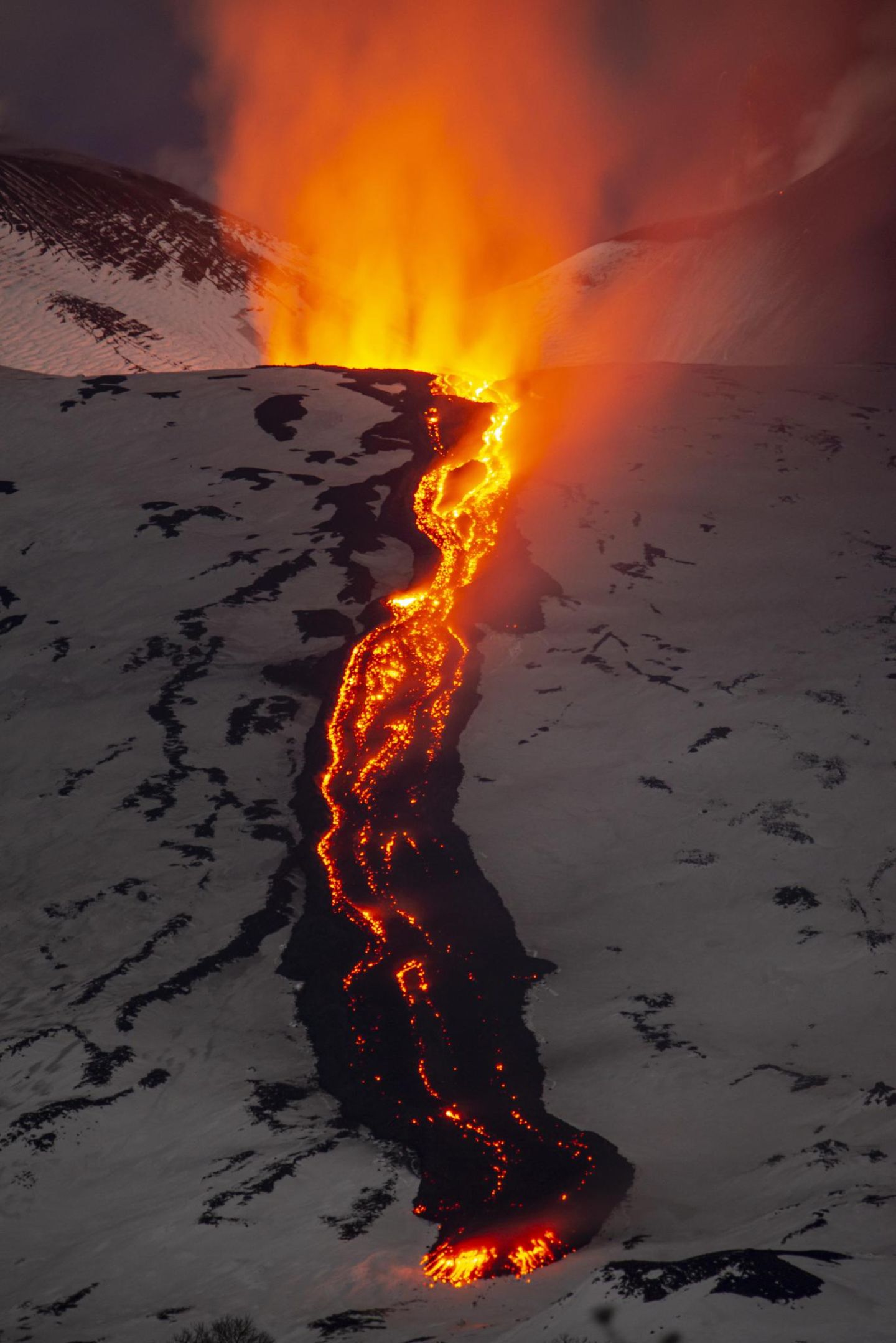 Lavafluss am Ätna im Schnee