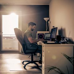 Ismail Güneysu arbeitet am PC