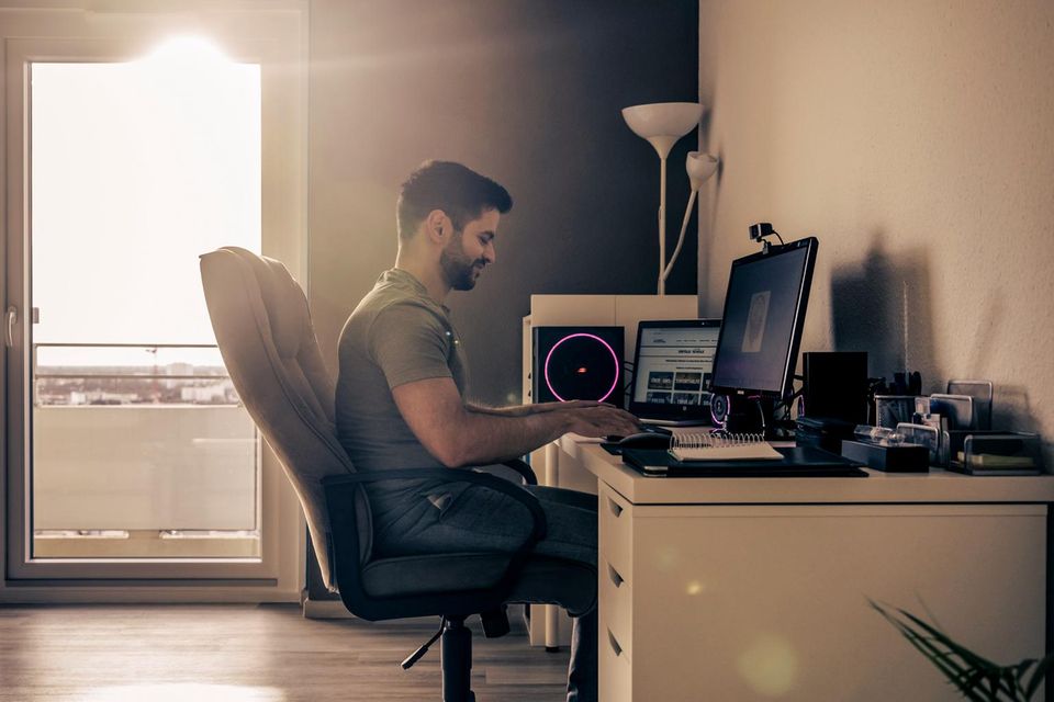 Ismail Güneysu arbeitet am PC 0.75