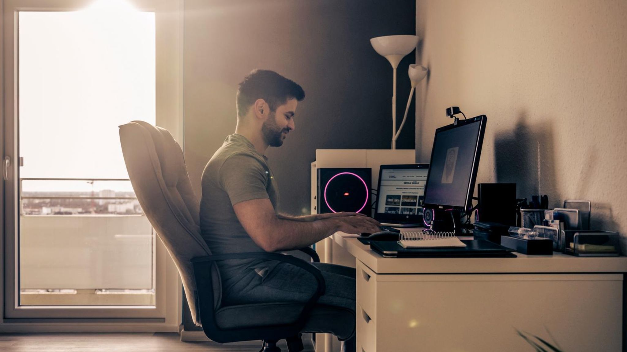 Ismail Güneysu arbeitet am PC Ismail Güneysu arbeitet am PC